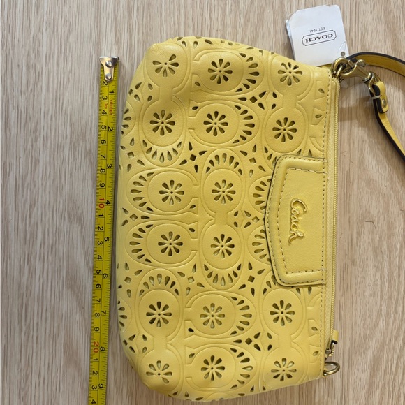 NWT Coach Yellow Floral Cutout Wristlet - Picture 7 of 10
